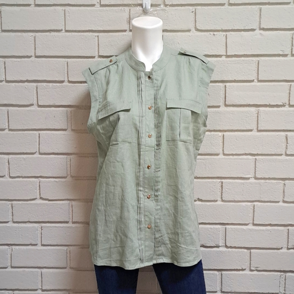 Nine West Light Sage Green Sleeveless Gold Button Up Top. Size Large. NWT